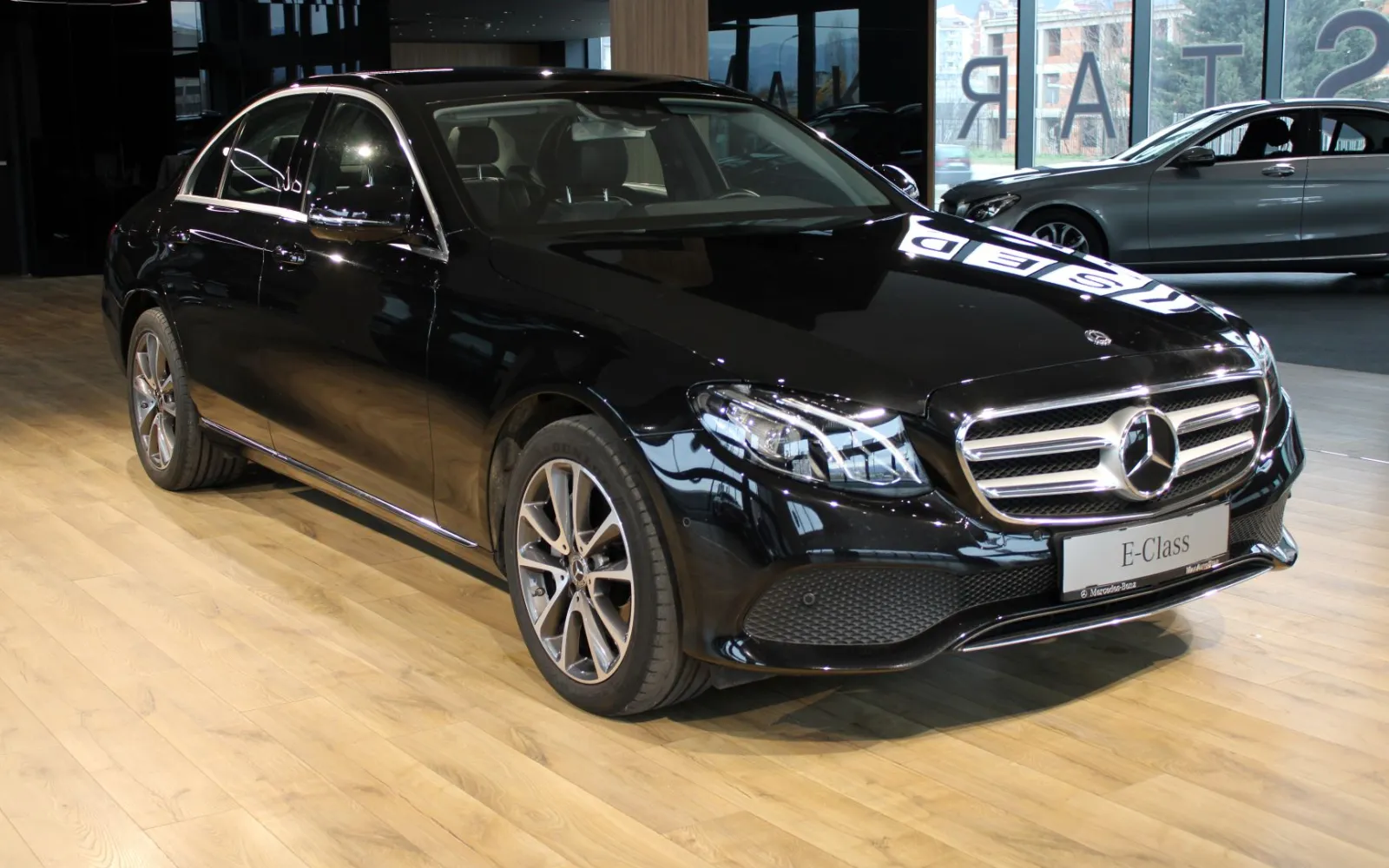 E 350d, 1 од 4