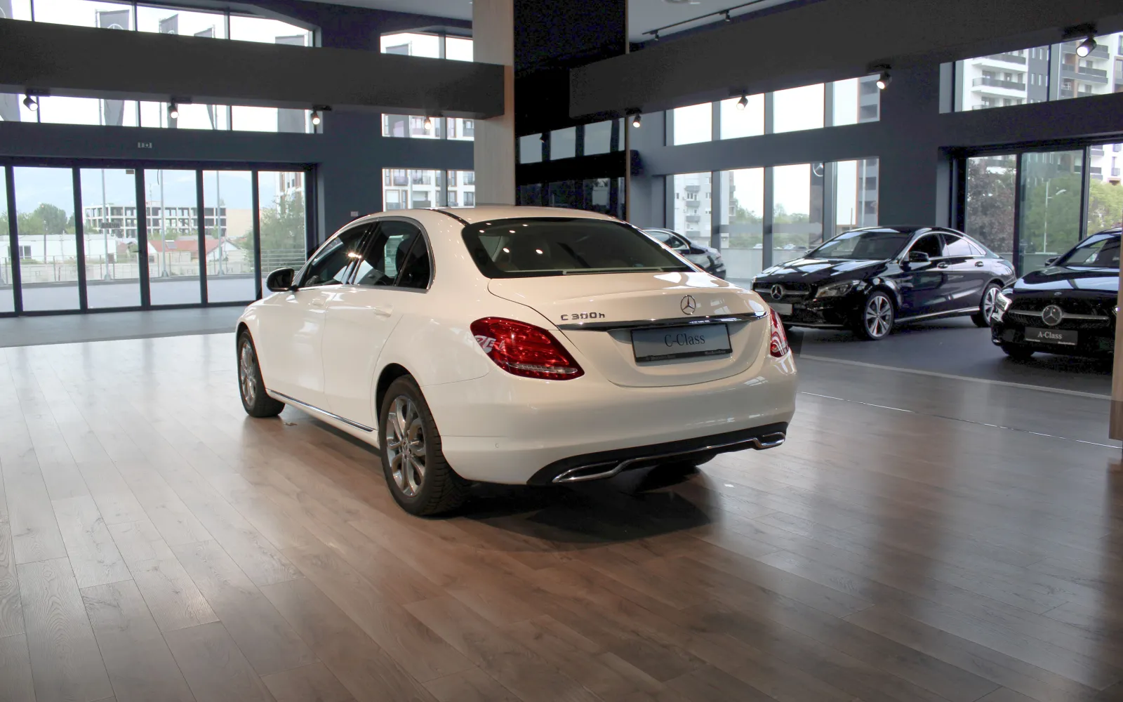 C 300h, 2 од 4