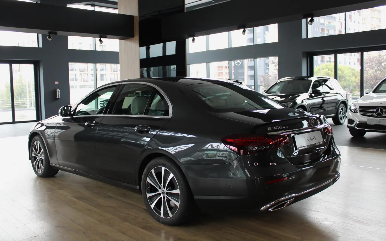 E 300 e 4Matic, 2 од 4